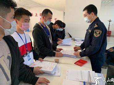首列“吐鲁番—俄罗斯”中欧班列从霍尔果斯口岸出境 