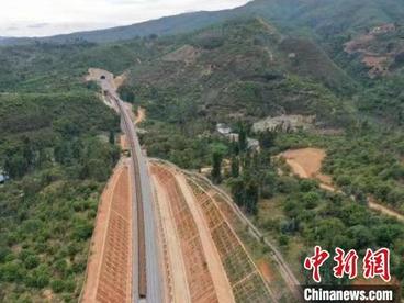 中老铁路中国段长钢轨焊接全部完成