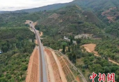中老铁路中国段长钢轨焊接全部完成