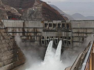 世界在建规模最大的水电工程白鹤滩水电站大坝全线浇筑到顶