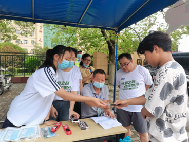 蚌埠固镇县雷锋车队队员子女积极参与中考志愿服务