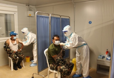 中国赴黎维和医疗分队为联黎部队接种第二剂新冠疫苗