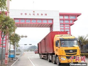 广西东兴口岸上半年出入境车辆同比增长362%