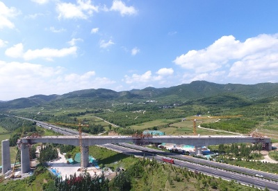 济莱项目跨京沪高速特大桥连续梁中跨顺利合龙