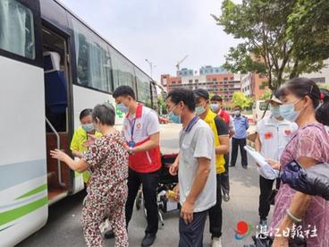 团麻章区委助力老人接种新冠疫苗