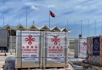 中国援助柬埔寨第五批新冠肺炎疫苗运抵金边