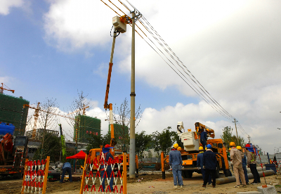 泗县供电：带电杆线迁移  服务路网建设
