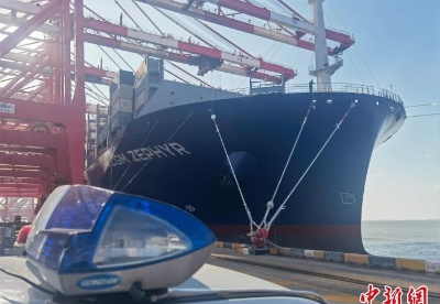 中法“一带一路”合作项目首建船——超大型集装箱船首靠洋山港
