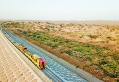 世界首条环沙漠铁路线正式“闭环”