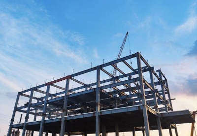湛江综合保税区项目海关大厅主体钢构封顶