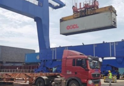 海口港集装箱码头实现进口货物“船边直提”和出口货物“抵港直装”