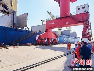 上海出口多批重型装备 助力“一带一路”建设
