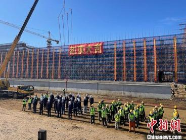 北黑铁路升级改造工程新建黑河站封顶