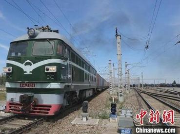 “新疆制造”搭载“铁路快通”中欧班列从霍尔果斯出境