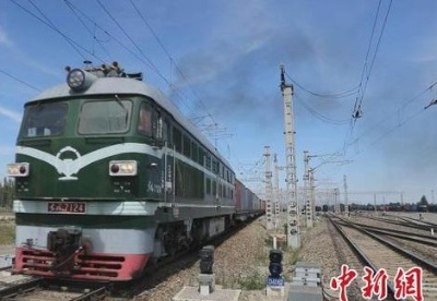 “新疆制造”搭载“铁路快通”中欧班列从霍尔果斯出境