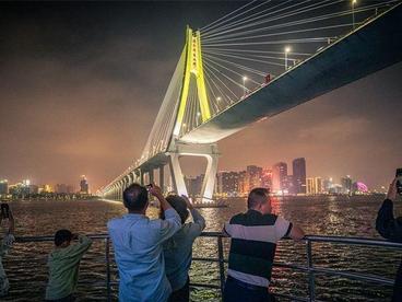 搭乘“红嘴鸥”夜游湛江湾 “美食＋美景”尽享美好“夜湛江”