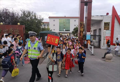 安徽泗县交警提前行动预热“122交通安全宣传日”活动 