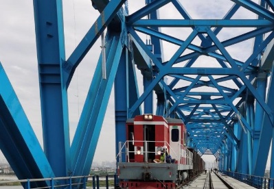 “亚洲第一跨”全桥完成全线铺轨 南沙港铁路预计今年年底通车