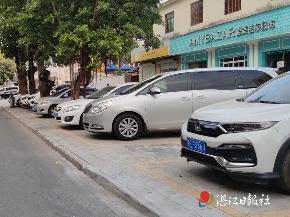 坡头区“严管与疏导”  全城车辆“一个方向”停放