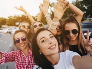 如何玩转Tiktok、直播、红人营销？海外服务网络及跨境百人会成员走进卧兔跨境直播基地