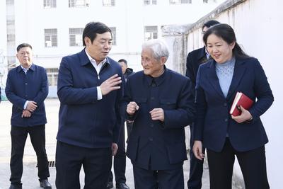 滁州市委书记许继伟看望第八届全国道德模范提名奖获得者严明友