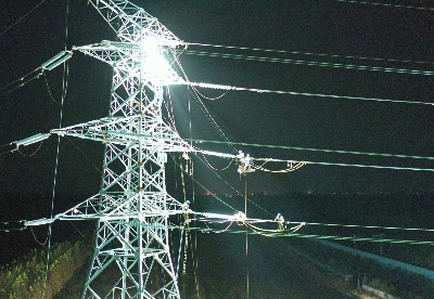 安徽滁州供电公司：寒潮来袭 凌晨架线跨越京沪高铁保电力供应