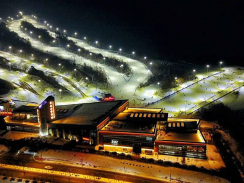 天定山滑雪场首滑开板吉林省冰雪季拉开帷幕
