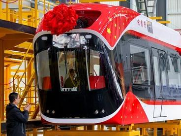 中国首条永磁磁浮技术工程示范线列车在武汉下线