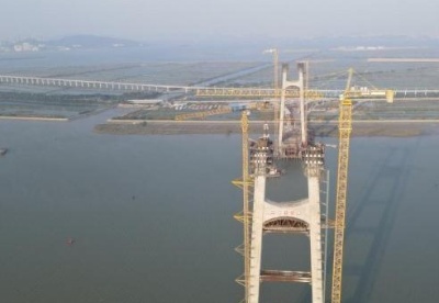 国内最大跨度多功能斜拉桥红莲大桥主塔封顶