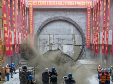 成都至蒲江铁路开挖直径12.84米的紫瑞隧道贯通
