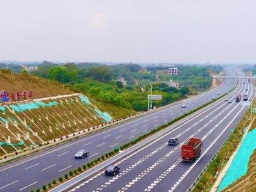 广东茂湛高速改扩建项目双向八车道试通车