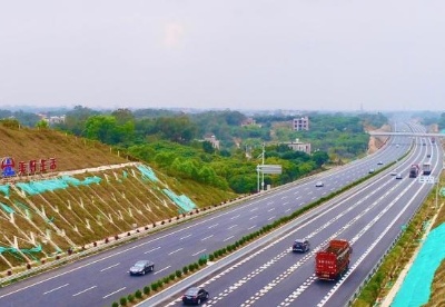 广东茂湛高速改扩建项目双向八车道试通车