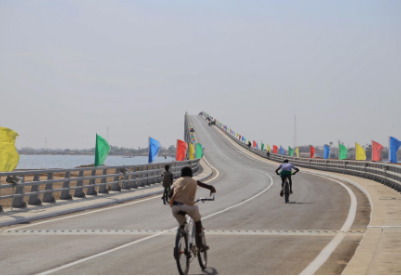 中国建设者攻坚克难确保塞内加尔方久尼大桥开通
