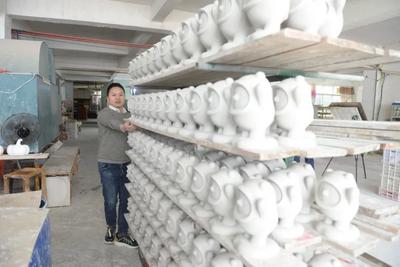 德化：赶工生产“冰墩墩、雪容融”