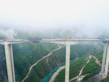 重庆：城开高速东河1号特大桥左幅连续刚构合龙