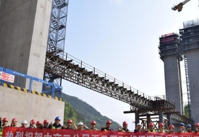 重庆巫云开高速首座刚构桥主墩封顶