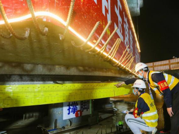 4500吨重84.6米长！南玉铁路首座转体桥完成“空中体操”