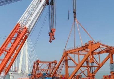 珠海金海大桥首台750吨架梁吊机整机成功转场