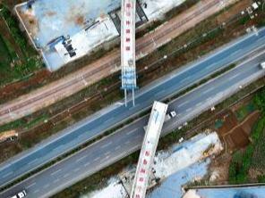 全国首座跨铁路公路双转体曲线铁路桥梁转体成功
