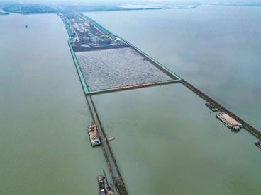 国内在建最长干线公路湖底隧道围堰成功“牵手”