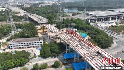 深圳市东部过境高速启动路面工程施工