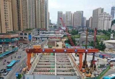 贵州在建最大轨道交通车站主体结构封顶