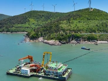 全球首条35千伏低频海底电缆在浙江台州上大陈岛入海