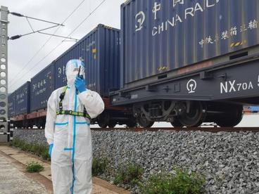 中国首趟陆海新通道中老班列“铁路快通”经磨憨口岸出境
