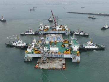 大连湾海底隧道首个全曲线管节安装成功