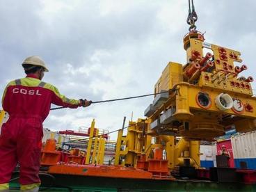 中国首套国产化深水水下采油树完成海底安装
