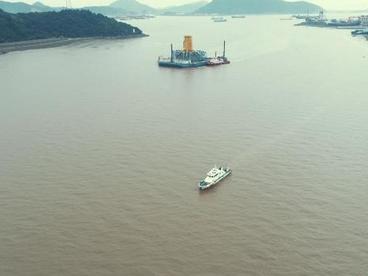 中国首创海上风电筒型基础专用浮运平台顺利出港
