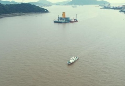 中国首创海上风电筒型基础专用浮运平台顺利出港
