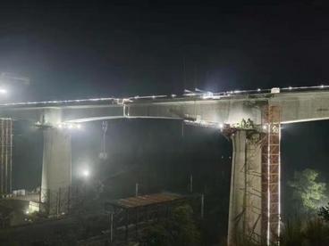 广汕高铁重点工程跨京九铁路特大桥连续梁转体成功