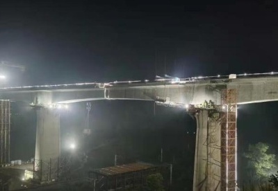 广汕高铁重点工程跨京九铁路特大桥连续梁转体成功
